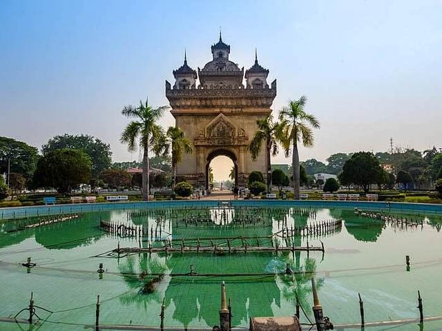 Patuxai-Arch-in-Vientiane.jpg