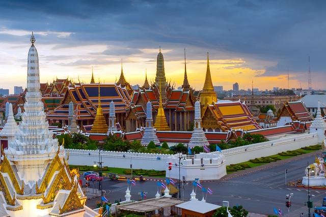 Temple-complex-Wat-Phra-Kaew.jpg