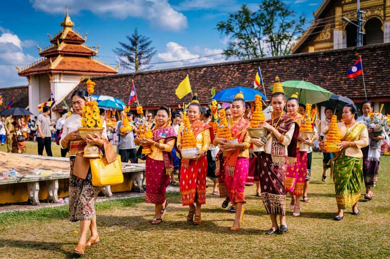 attire-at-pha-that-luang-festival