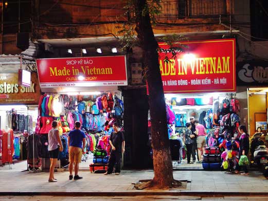 clothes-shop-in-hanoi-night-market