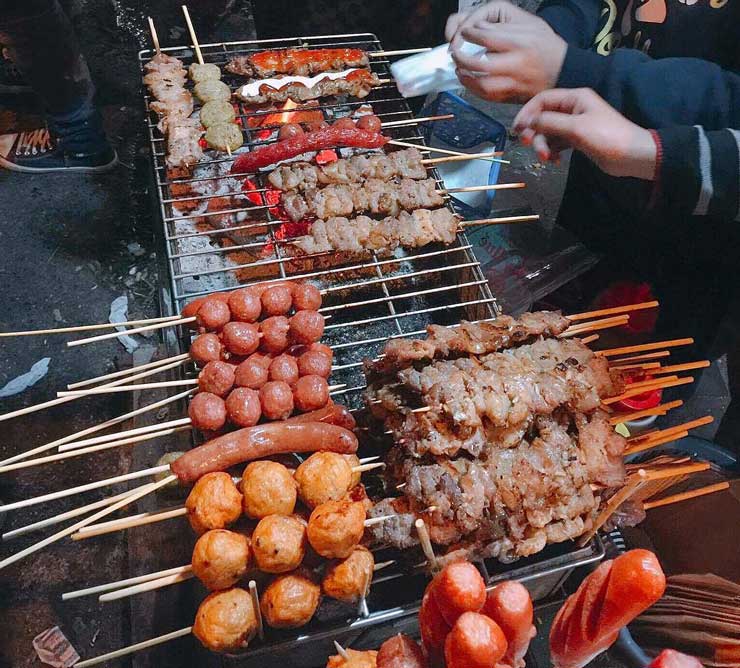 grilled-and-bbq-street-food-item-at-night-market-hanoi