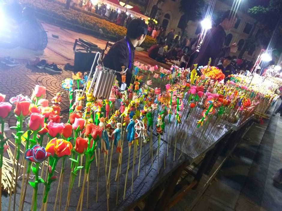 handcrafted-clay-figures-in-hanoi-night-market