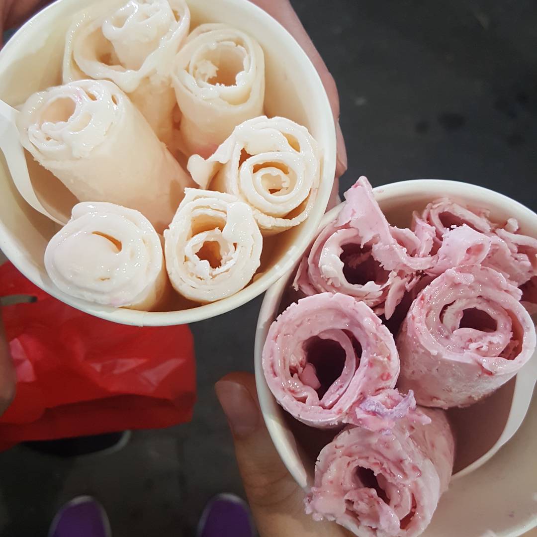 ice-cream-roll-in-hanoi-night-market