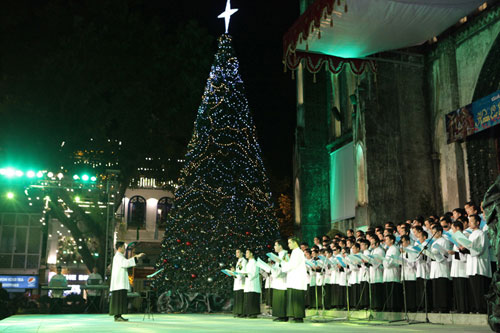 stain_cathedral_hanoi_xmas_eve